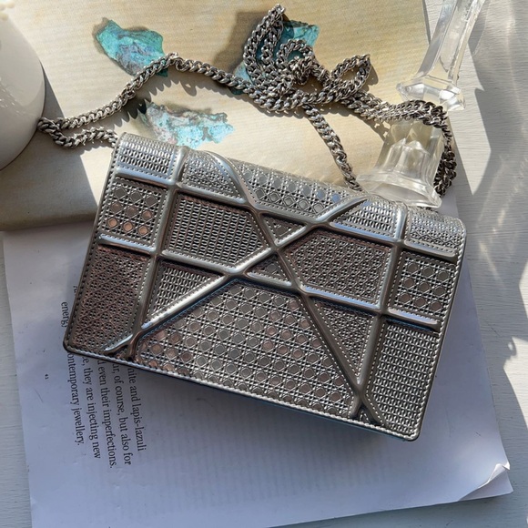 CHRISTIAN DIOR Metallic Patent Micro-Cannage Diorama Pouch - Picture 2 of 8